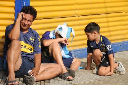 Los hinchas argentinos están muy dolidos por la muerte de Diego Maradona.