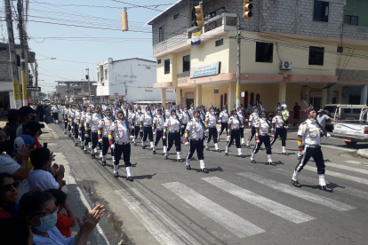 Desfile. Ver gente desfilando y bailando alegró a una parte de la ciudadanía. Otra sintió temor de que, por la cantidad de espectadores que hubo, los contagios aumenten.