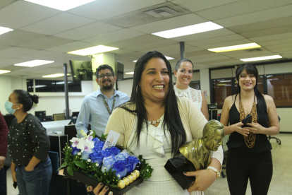 Blanca Moncada junto a sus compañeros de redacción al recibir el premio.