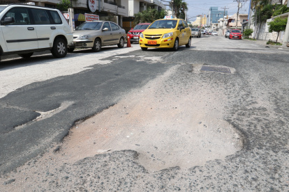La calle 12 A. Estos son los baches y el estado en el que se encuentra la vía de casi 600 metros. Los huecos son grandes y profundos