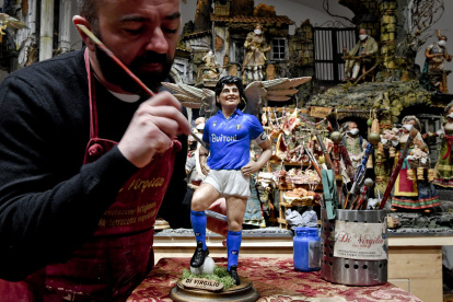 Genny di Vrigilio le da los últimos toques a la figura de Maradona