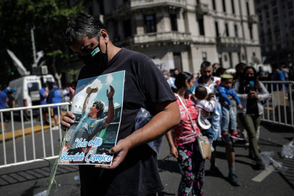 La muerte de Diego Armando Maradona, a causa de un paro cardiorrespiratorio este 25 de noviembre, hace que el mundo siga impactado este jueves.