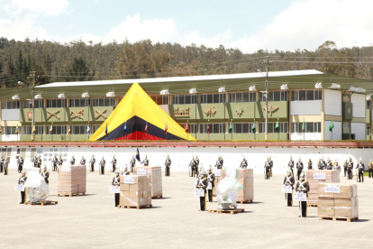 Ceremonia. En la Escuela Superior Militar de Parcayacu el comandante del Ejército Luis Altamirano recibió la ayuda.