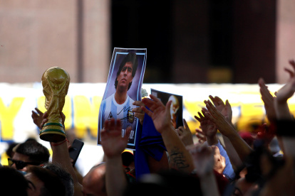 Los fanáticos de la leyenda del fútbol acudueron desde la tarde de ayer a visitar la capilla funeraria instalada en la Casa Rosada, donde se generaron incidentes.