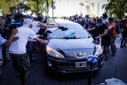 Los policías tuvieron mucho trabajo para controlar a las personas que querían decirle adiós a Maradona.