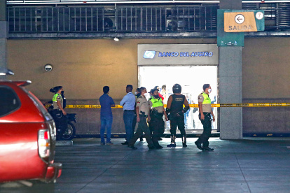La puerta que los delincuentes rompen para ingresar al banco en el Mall de Sur y robar.