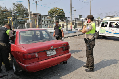 Uno de los carros en que escaparon los delincuentes que asaltaron un banco en el Mall de Sur.