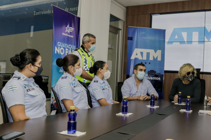 Las tres agentes de la Autoridad de Tránsito Municipal, junto a las autoridades.
