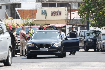 Agentes de la Unase llegaron hasta el lugar donde ocurrió el presunto secuestro, sitio donde fue abandonado el vehículo en que se movilizaba la víctima.