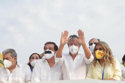 El candidato presidencial junto a los aspirantes a asambleístas del Partido Social Cristiano en la provincia de El Oro.