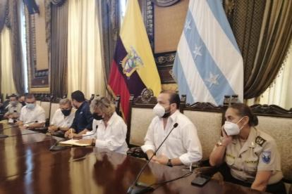 Viteri y otras autoridades reunidas en el salón de la ciudad.