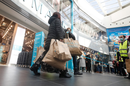 Rome (Italy), 27/11/2020.- Customers walk during the opening of the new Maximo Shopping Center in Rome, Italy, on "Black Friday" 27 November 2020. The new shopping center reportedly hosts some 160 stores, bars, restaurants and other businesses on 65.000 square meters and is - according to media reports - the third largest mall in the Italian capital. (Abierto, Italia, Roma) EFE/EPA/GIUSEPPE LAMI
