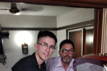 Claudio Fernández (d) afirma que él no pidió que le tomaran la foto junto al féretro de Diego Maradona.