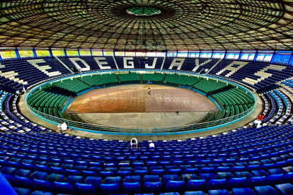 Antes de los trabajos de remodelación, la capacidad del coliseo Voltaire Paladines era de 8.700 personas. Ahora es para 8.000, pero cómodamente sentadas.