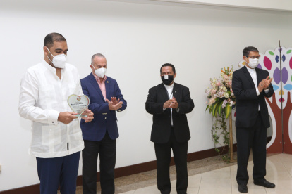 El ministro del Mies, Vicente Taino, recibe del monseñor de Guayaquil, Luis Cabrera, un reconocimiento por apoyar la labor del Refugio Espíritu Santo (Resa).
