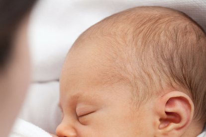 Madre da de lactar a su bebé