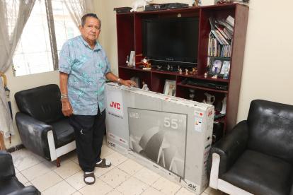 Ganador. César Jaramillo, suscriptor de Diario EXPRESO, recibe en su casa el televisor de 55 pulgadas que ganó.