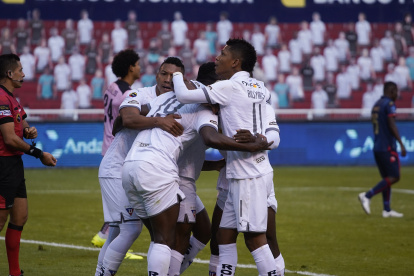 Los jugadores de Liga de Quito festejan tras el gol