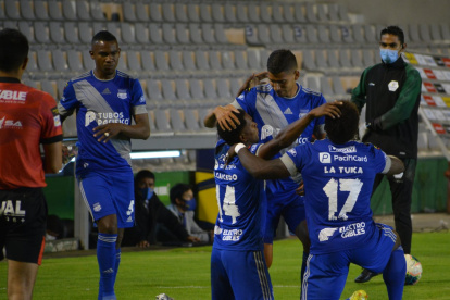 En el segundo tiempo los eléctricos siguieron atacando y al minuto 61 Romario Caicedo marcó un golazo de larga distancia.