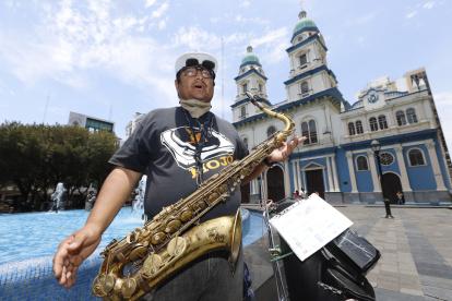 Figura. Luis Bonoso toca el saxofón en la Plaza San Francisco.
