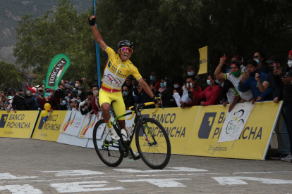 Santiago Montenegro, ciclista de 22 años, levanta su brazo en señal de triunfo, luego de cruzar la meta para coronarse como campeón de la Vuelta al Ecuador