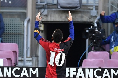 Lionel Messi festejó su gol en el Barcelona con la camiseta que usó Maradona en Newell"s Old Boys