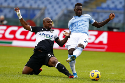 Samir (izquierda) de Udinese pelea el balón con el ecuatoriano Felipe Caicedo en el partido de este domingo en el Olimpico de Roma