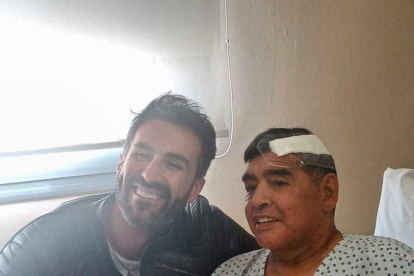 El médico, Leopoldo Luque, subió una foto con Maradona luego de su operacióin días atrás. Esto fue criticado por las hijas del 10.