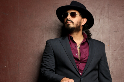 Douglas Bastidas en sesión de fotos para EXPRESIONES