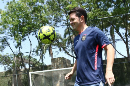 El exgobernador del Guayas tiene siempre en su agenda un espacio para jugar fútbol.