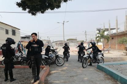 Policías en el sector de Guangala, al sur de Guayaquil.