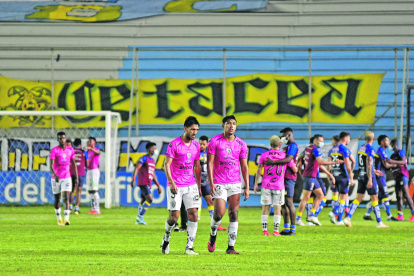 Los jugadores de lndependiente del Valle se retiran tristes después de la derrota sufrida ante Delfín en el estadio Jocay.