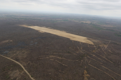 La millonaria pista inconclusa en el terreno de Daular, en donde se iba a construir una estación para el Aeroclub.