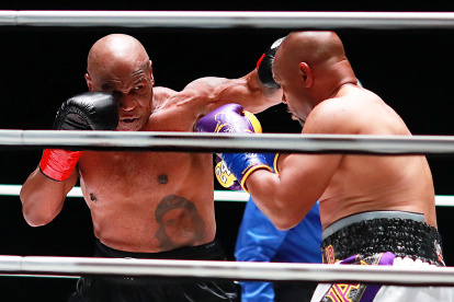 Mike Tyson (i) durante el combate ante Ray Jones Jr.