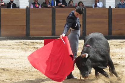 Pase. Pablo Aguado, realiza un derechazo, demostró en la faena un toreo talante y despacioso.