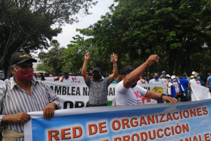 Pescadores protestan en el centro de Guayaquil, este 30 de noviembre de 2020.