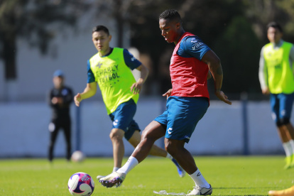 Antonio Valencia se pone en forma para jugar con los Gallos Blancos del Querétaro