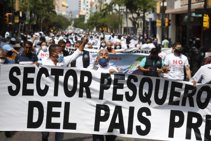Marcha. Decenas de pescadores caminaron desde el parque Centenario hasta la Gobernación del Guayas.