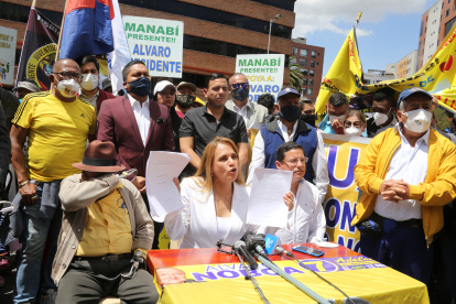 Los dirigentes cercanos a Álvaro Noboa protestaron en el exterior del CNE exigiendo su inscripción.