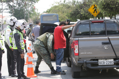 Personal militar y vigilantes de tránsito se unieron a los controles de seguridad, en las vías de la provincia del Guayas.

FECHA : 30/11/2020 

Agencia (ag-extra)