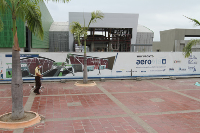 José Rivas pasea a su perro cada tarde en el malecón Abel Gilbert, sabe que esa tranquilidad se acabará.