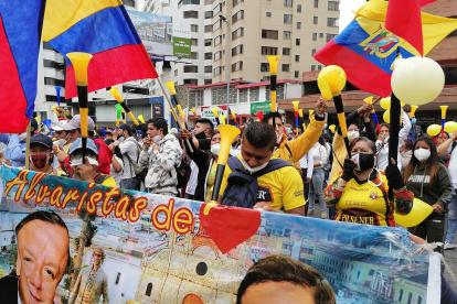 Cientos de personas protestan frente a la sede del Consejo Nacional Electoral (CNE), para exigir la inscripción de la candidatura del empresario ecuatoriano Álvaro Noboa, no aceptada por incumplimiento de plazos de registro, en Quito (Ecuador), el pasado 27 de noviembre de 2020.