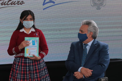 El presidente Lenín Moreno  entrega tablets a estudiantes.