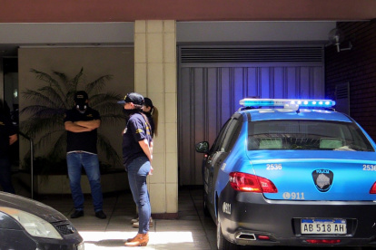 Policías llevan a cabo un operativo ante el consultorio de Agustina Cosachov, la psiquiatra de Diego Armando Maradona, hoy, en Buenos Aires (Argentina).