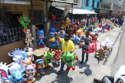 01122020 VENTA DE LOS MONIGOTES EN LA CALLE 6 DE MARZO  1 DE DICIEMBRE DL 2020