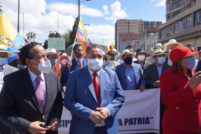 Los alcaldes marcharon en Quito.