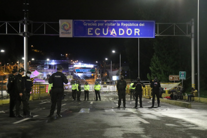 Agentes de la policía ecuatoriana en el puente de Rumichaca, en la frontera con Colombia.