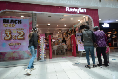 Los comercios han buscado atraer a los clientes con promociones y ofertes debido a la caída de la demanda en este año por la pandemia.