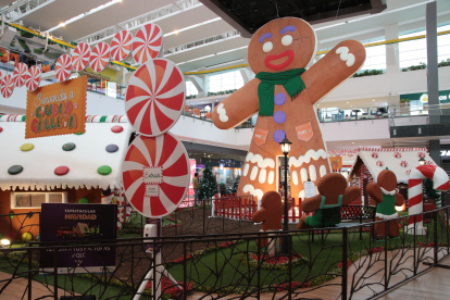 Artesanos de mazapán exhiben su trabajo en el centro comercial El Portal.