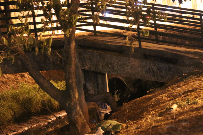 Zanja. En el canal de Urdenor 1 hay mal olor, basura y además se esconden personas como se ve en la foto.